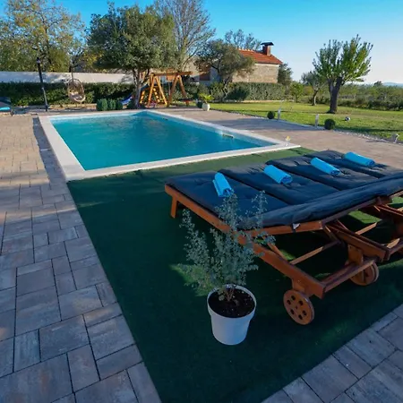 Casa Kamber With Pool Tinj