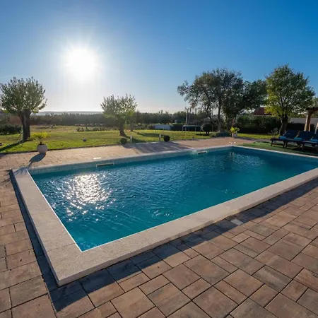 Casa Kamber With Pool Tinj