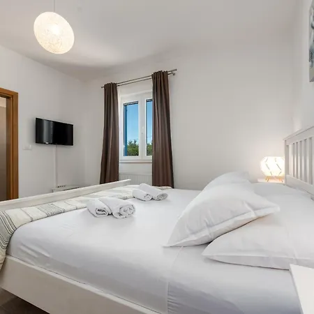 Casa Kamber With Pool Tinj