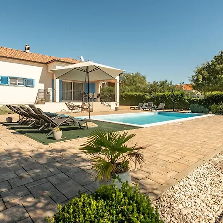 Casa Kamber With Pool Tinj