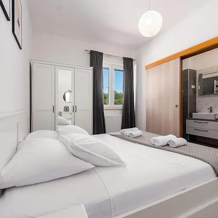 ヴィラ Casa Kamber With Pool Tinj