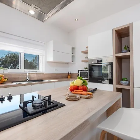 ヴィラ Casa Kamber With Pool