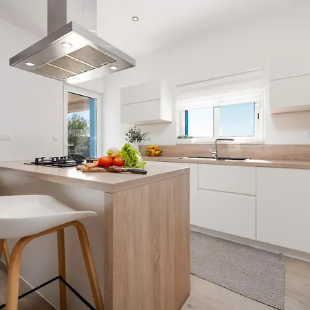 ヴィラ Casa Kamber With Pool Tinj