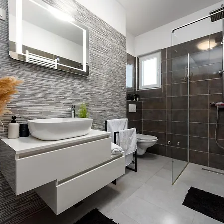 Casa Kamber With Pool ヴィラ Tinj