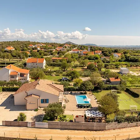 ヴィラ Casa Kamber With Pool *