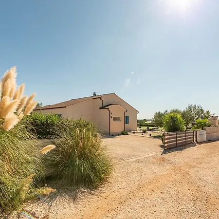 ヴィラ Casa Kamber With Pool Tinj