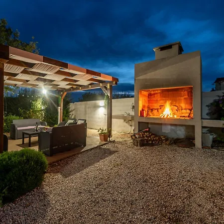 Casa Kamber With Pool Tinj