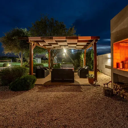 ヴィラ Casa Kamber With Pool Tinj