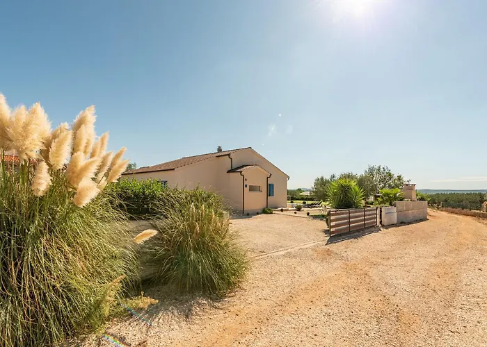 Villa Casa Kamber With Pool Tinj