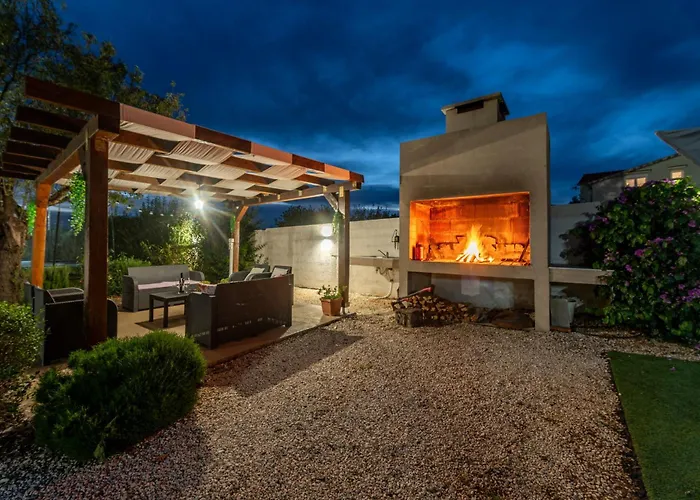 Casa Kamber With Pool Tinj