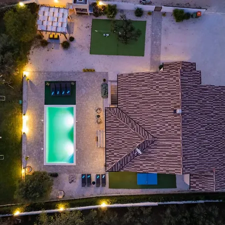 Villa Casa Kamber With Pool Tinj