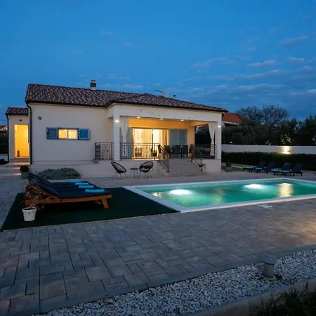 Casa Kamber With Pool Tinj