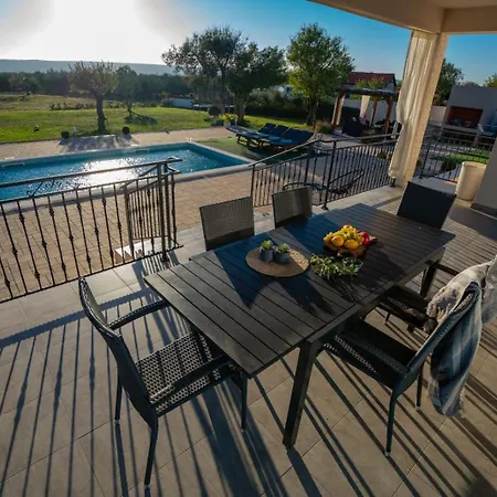 Villa Casa Kamber With Pool Tinj