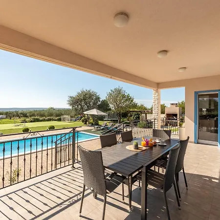 Casa Kamber With Pool וילה