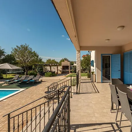 Casa Kamber With Pool Tinj