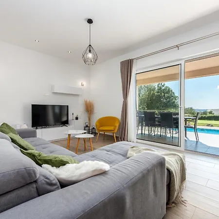 Casa Kamber With Pool וילה Tinj
