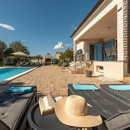 Casa Kamber With Pool וילה