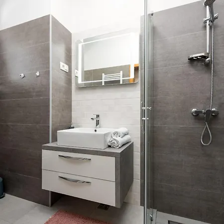 Casa Kamber With Pool וילה Tinj