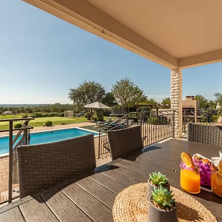 Casa Kamber With Pool וילה
