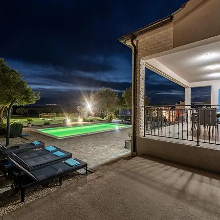 Casa Kamber With Pool וילה Tinj